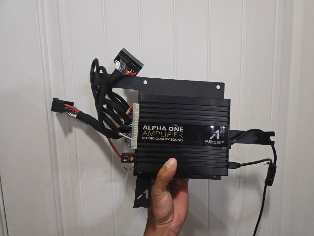 BMW ALPHA ONE UP10 AMPLIFIER